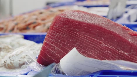 Nahaufnahme-Eines-Stücks-Roten-Thunfischs-An-Der-Theke-Des-Fischhändlers