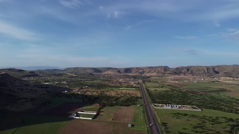 Vista-De-Ollas-Y-Montañas-De-México-Con-Una-Carretera-Al-Fondo