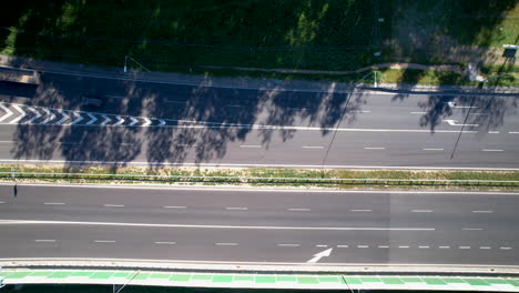 Belebte-Autobahnausfahrt-Mit-Verkehr-In-Beide-Richtungen,-Wielki-Kack,-Gdynia