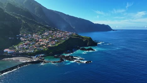 Clear-blue-waters-on-a-bright-sky-near-Seixal-Natural-Pools,-Madeira