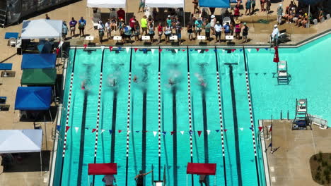 Vista-Superior-De-Nadadores-De-Carreras-En-El-Evento-Deportivo-En-El-Centro-Acuático-Familiar-De-Siloam-Springs,-Arkansas,-Estados-Unidos
