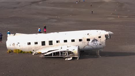 Rotación-De-Drones-Del-Avión-Dc3-Que-Se-Estrelló-En-La-Playa-De-Arena-Negra-De-Islandia
