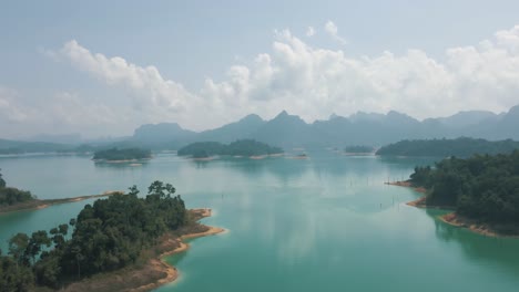 Imágenes-Increíbles-De-Drones-De-La-Selva-Tropical-Y-Las-Enormes-Montañas-Que-Rodean-El-Parque-Nacional-De-Khao-Sok,-Tailandia