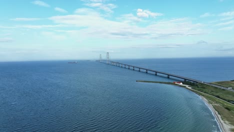 Elegante-Puente-Colgante-Storebelt-Que-Conecta-Islas-En-Dinamarca-Avance-Aéreo