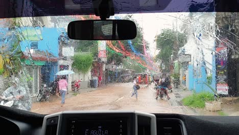Philippinische-Dreiräder-Und-Verkehr-Auf-Den-Straßen-Durch-Die-Windschutzscheibe-Des-Autos-Mit-Starkem-Regen-Während-Der-Monsunzeit-In-Coron,-Palawan,-Philippinen