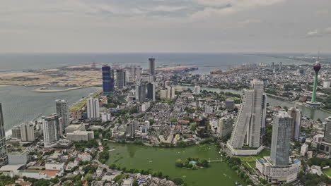 Colombo,-Sri-Lanka,-Luftaufnahme-V16,-Überführung-Des-Gangaramaya-Parks,-Aufnahme-Des-Stadtbildes-Der-Innenstadt-In-Den-Bereichen-03-Und-02-Mit-Hochhäusern-Und-Der-Wirtschaftlichen-Hafenstadt-–-Aufgenommen-Mit-Mavic-3-Cine-–-April-2023