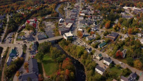 New-England-Stadt-Fluss-Herbstlaub-Blatt-Wechselnde-Farbe-Saison-Herbstfarben