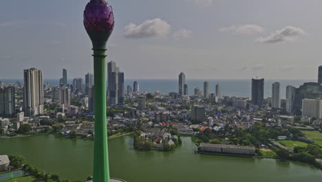 Colombo-Sri-Lanka-Aerial-V1-Drohne-Fliegt-Um-Den-Lotus-Tower-Herum,-Der-Am-Beira-See-Steht,-Und-Fängt-Das-Stadtbild-Der-Innenstadt-über-Bereich-02-Und-Wekanda-Mit-Blick-Auf-Den-Indischen-Ozean-Ein-–-Aufgenommen-Mit-Mavic-3-Cine-–-April-2023