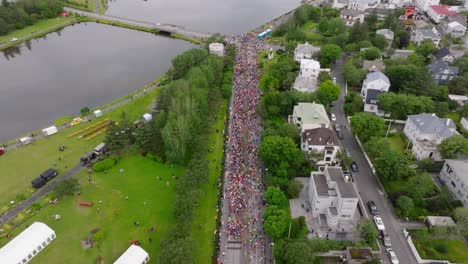 Menschenmenge-Versammelt-Sich-An-Der-Startlinie-Eines-Städtischen-Marathons-In-Island