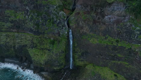 Luftaufnahme-Des-Brautschleier-Wasserfalls-Und-Des-Grüns-Auf-Madeira