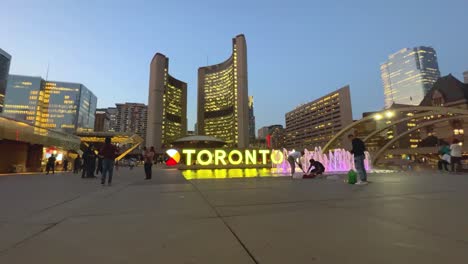 Leuchtreklame-Am-Nathan-Phillips-Square-In-Toronto,-Kanada