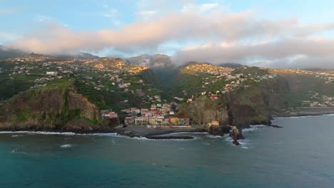Vorbei-An-Der-Stadt-Ponta-Do-Sol-Im-Madeira-Archipel