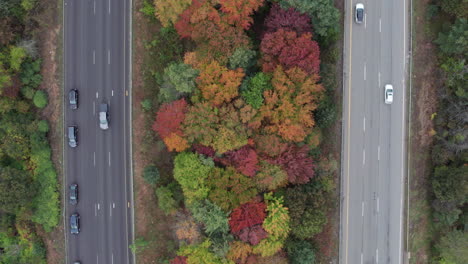 Bird's-eye-view-top-down-drone-footage-over-Route-495-in-Marlboro,-Massachusetts