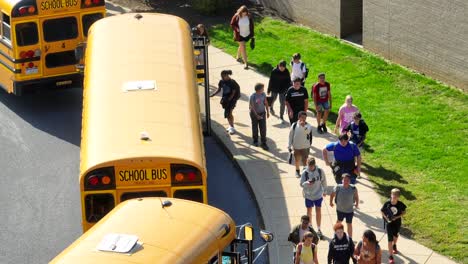 Estudiantes-Subiendo-A-Autobuses-Escolares-Amarillos-Después-De-La-Salida-En-La-Escuela-Americana