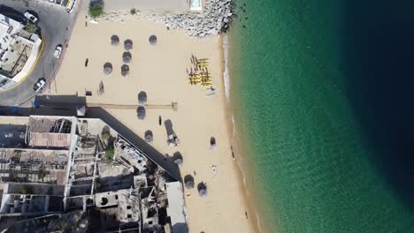 Cabo-San-Lucas-Marina-Beach,-Der-Das-Geschäftige-Strandleben-Unten-Zeigt