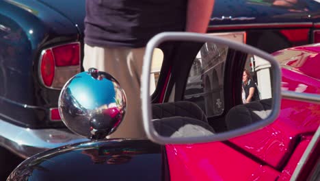 Seitenspiegel-Und-Rückseite-Des-Vorderlichts-Eines-Oldtimer-Citroën-2CV,-Der-Während-Eines-Oldtimertreffens-In-Bozen,-Südtirol,-Italien,-Hinter-Einem-Klassischen-Jaguar-Steht