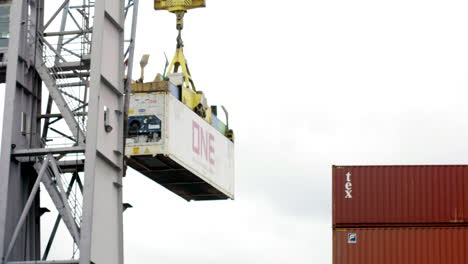 Schwenkaufnahme-Eines-Containerportalkrans-Auf-Einer-Güterschiene