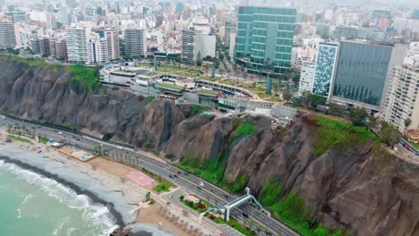 Limas-Miraflores,-Bezauberndes-Malerisches-Skyline-Drohnenpanorama-Der-Kosmopolitischen-Hauptstadt-Perus-Und-Südamerikas
