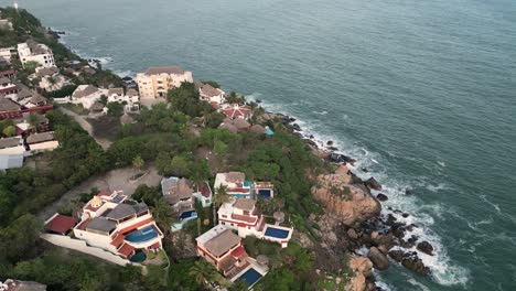 Houses-on-cliffs-with-pools-in-Puerto-Escondido,-Oaxaca,-Mexico