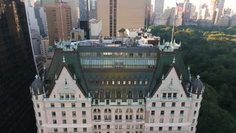 Aerial-view-in-front-of-the-Plaza-hotel,-in-sunny-NY---ascending,-tilt-drone-shot