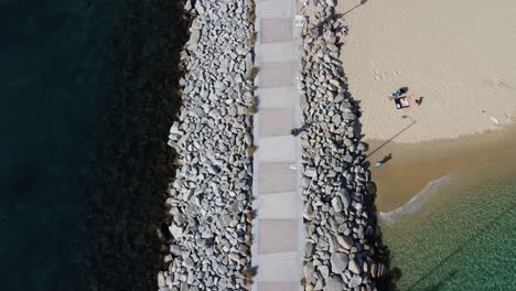 Ein-Blick-Auf-Die-Promenade-Und-Den-Strand-Des-Cabo-San-Lucas-Marina-Pier