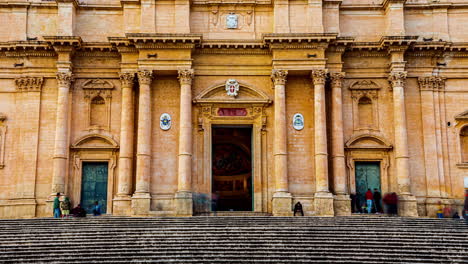 Entrance-View-Timelapse-of-Tourists-Entering-Palazzo-Ducezio,-Sicily