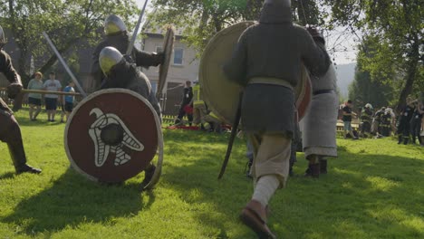 4.000-Caballeros-Luchan-Con-Espadas-Falsas-En-Una-Actuación-De-Historia-Medieval