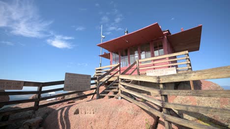 Devil's-Head-Fire-Lookout-with-wooden-fence-viewed-from-the-side,-timelapse