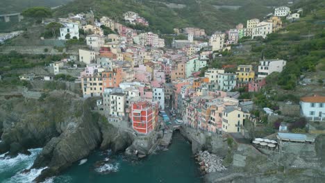 Aerial-Pullback-Reveals-Riomaggiore-in-Cinque-Terre,-Italy