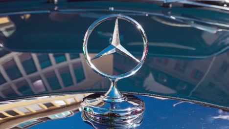 Ein-Oldtimer-Mercedes-Logo-Auf-Einem-Oldtimer,-Das-Während-Eines-Oldtimertreffens-In-Bozen,-Südtirol,-Italien,-Entdeckt-Wurde