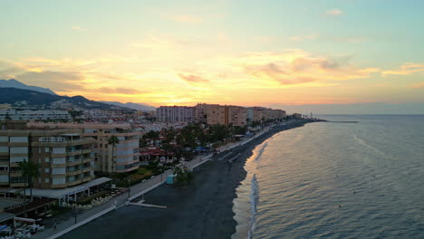 Luftaufnahme-Der-Küste-Von-Malaga-Bei-Goldenem-Sonnenuntergang-Mit-Hotels