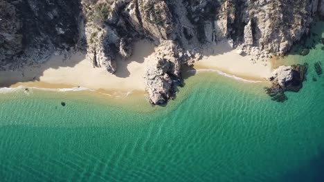 Ein-Blick-Von-Oben-Auf-Playa-Balcóncito-Mit-Anmutig-Fließendem-Smaragdgrünem-Wasser