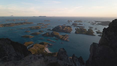 Un-Maravilloso-Panorama-Que-Se-Abre-Desde-El-Pico-Más-Alto-De-La-Isla-De-Rødøya-Rødøyløva