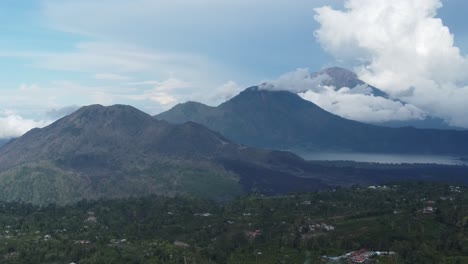 Epische-Bali-Vulkane-Und-Dorf-Luftaufnahmen-Mit-4K-Drohnen:-Majestätische-Ausblicke-Auf-Batur,-Abang-Und-Agung