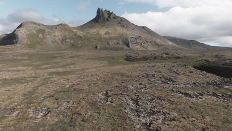 Volando-Sobre-Las-Verdes-Tierras-Volcánicas-Islandesas,-Hacia-El-Espectacular-Monte