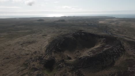Vuelo-Aéreo-Sobre-El-Místico-Cráter-Raudhóll-En-El-Parque-Nacional-Snaefellsnes