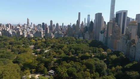 Aerial-view-rising-over-the-Central-park,-toward-Lenox-Hill,-in-sunny-NY,-USA