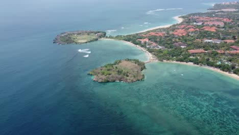 Escape-De-Lujo:-Imágenes-Aéreas-De-Drones-4k-De-Nusa-Dharma-Y-Las-Islas-De-La-Península-Cerca-De-Nusa-Dua,-Bali