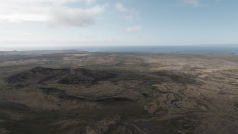Aéreo,-Interminable-Campo-Verde-Y-Marrón-Islandés,-Naturaleza-Volcánica.