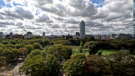 Time-lapse-De-Nubes-De-Lluvia-Sobre-El-Parque-Central-De-Shinjuku-En-Tokio,-Japón