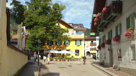 Österreicher-Spazieren-Durch-Den-Kurort-Saint-Gilgen