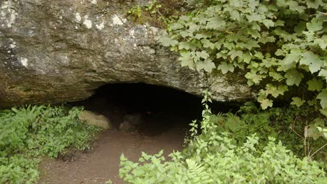 Kleine-Höhle-Unter-Dem-Ilam-Felsen-Bei-Dovedale