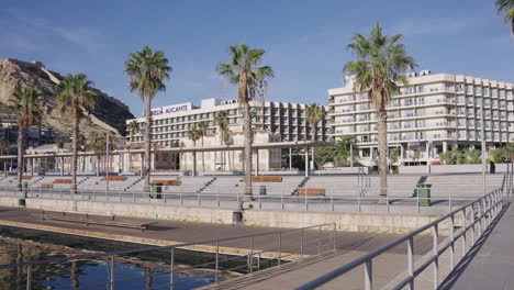 Vistas-Del-Hotel-Meliá-Y-Del-Castillo-De-Santa-Bárbara-De-Alicante,-Costa-Blanca,-España,-Mediterráneo