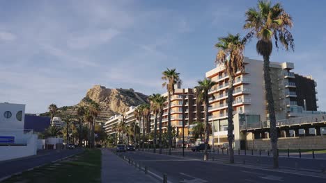 Cruzando-La-Calle-Del-Hotel-Meliá-En-El-Puerto-Náutico-De-Alicante,-Costa-Blanca,-España,-Mediterráneo