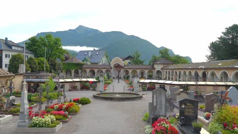 Grabsteine-Und-Gräber-Des-Kurortfriedhofs-St.-Gilgen-Mit-Brunnen-In-Der-Mitte