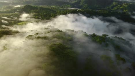 Naturlandschaft-Und-Tropische-Grüne-Wälder-Von-Costa-Rica_nebliger-Morgen