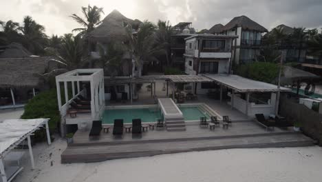Amansala-Resort-In-Tulum,-Mexiko-Mit-Blick-Auf-Den-Pool-Am-Strand-–-Luftaufnahme