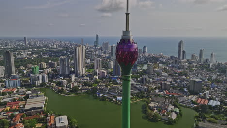 Colombo-Sri-Lanka-Aerial-V3-Drone-Flyover-Area-10,-Aufnahme-Des-Wahrzeichens-Lotus-Tower-Am-Beira-See-Und-Der-Innenstadtlandschaft-In-Innenstadtvierteln-–-Aufgenommen-Mit-Mavic-3-Cine-–-April-2023