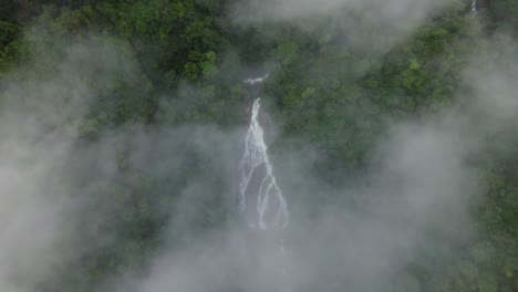 Gran-Cascada-En-Un-Bosque-Denso-Y-Verde,-Costa-Rica---Vídeo-4k