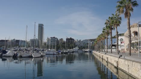 Vista-Del-Puerto-Náutico-De-Alicante-Al-Atardecer,-Costa-Blanca,-España,-Mediterráneo